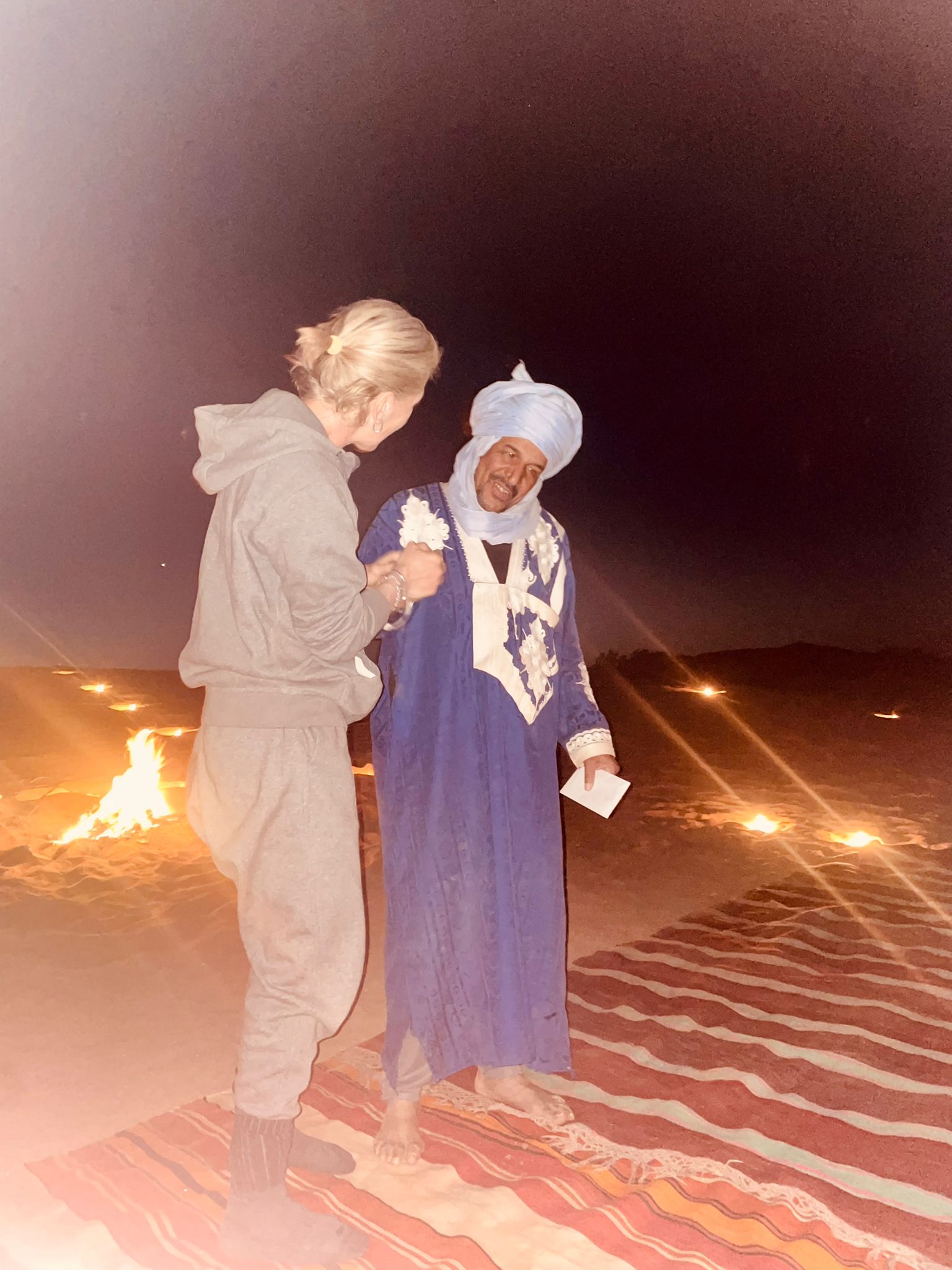 Feu de camp dans le désert